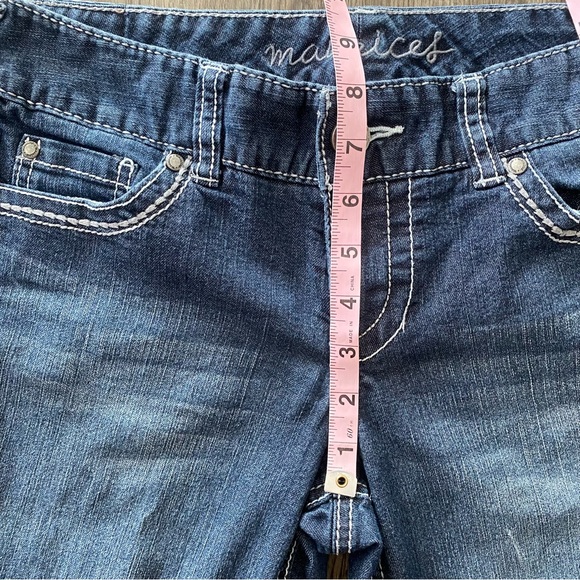 Maurice’s Straight Leg Distressed Wash Jeans with Embroidered Pockets 7/8 Short - Picture 13 of 15